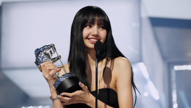 Sao Hàn hôm nay 30/8: Lisa (BLACKPINK) thắng giải Best K-pop tại VMAs với “LALISA”