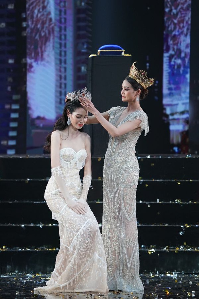 Thí sinh Miss Grand đang trình diễn bỗng khóc nức nở, khán giả hoang mang: 'Tưởng đâu final walk'