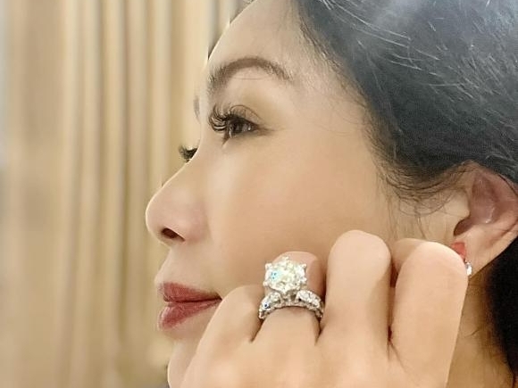 Sao Việt hôm nay 22/9: Trịnh Kim Chi được ông xã tặng nhẫn kim cương "khủng"