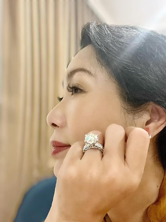 Sao Việt hôm nay 22/9: Trịnh Kim Chi được ông xã tặng nhẫn kim cương "khủng"