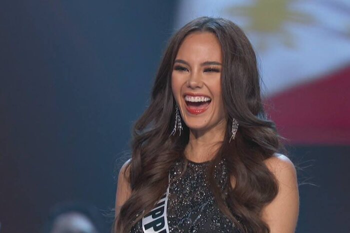 Bắt trọn khoảnh khắc Hoa hậu Mai Phương cười rạng rỡ: Tưởng đâu Miss Universe Catriona Gray
