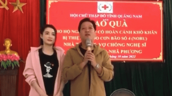 Vợ chồng Trường Giang Nhã Phương đến Quảng Nam hỗ trợ bà con sau lũ