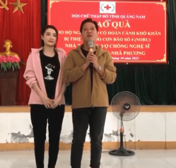 Vợ chồng Trường Giang Nhã Phương đến Quảng Nam hỗ trợ bà con sau lũ