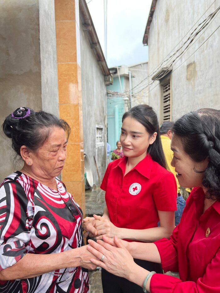 Sau một năm ồn ào, hoạt động từ thiện của những sao Việt thay đổi ra sao?