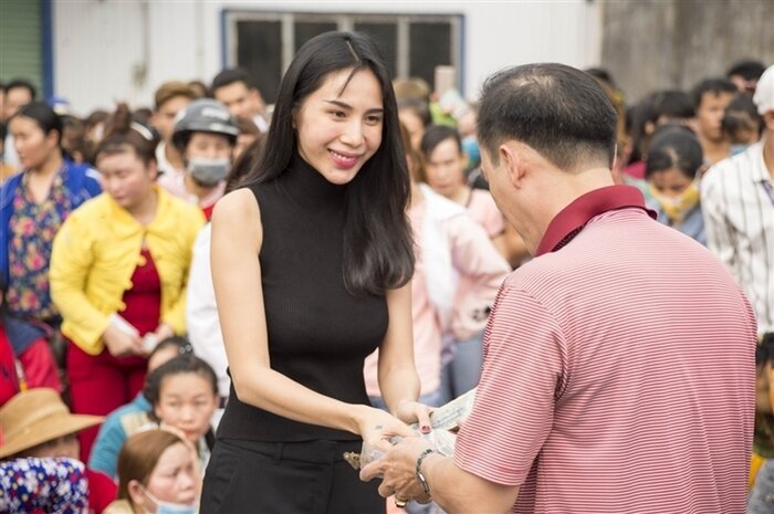Sau một năm ồn ào, hoạt động từ thiện của những sao Việt thay đổi ra sao?