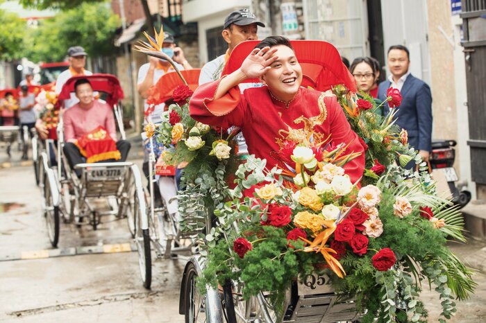 Lễ rước dâu MC Liêu Hà Trinh: Tân lang - tân nương 'khóa môi' siêu ngọt, trao nhau ánh mắt tình tứ