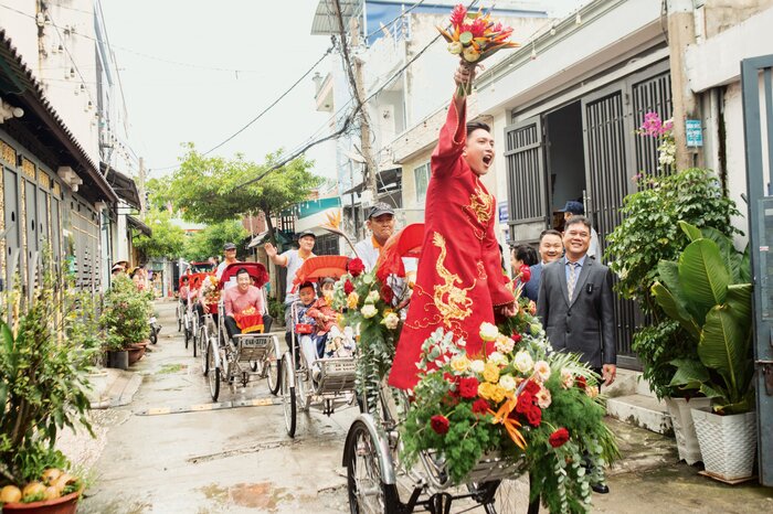 Lễ rước dâu MC Liêu Hà Trinh: Tân lang - tân nương 'khóa môi' siêu ngọt, trao nhau ánh mắt tình tứ