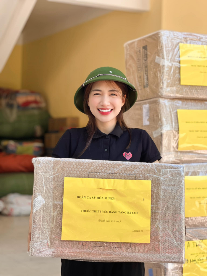 Hòa Minzy đội mũ cối, đi dép rọ nhựa đích thân trao 200 triệu tiền mặt cho bà con tỉnh Nghệ An