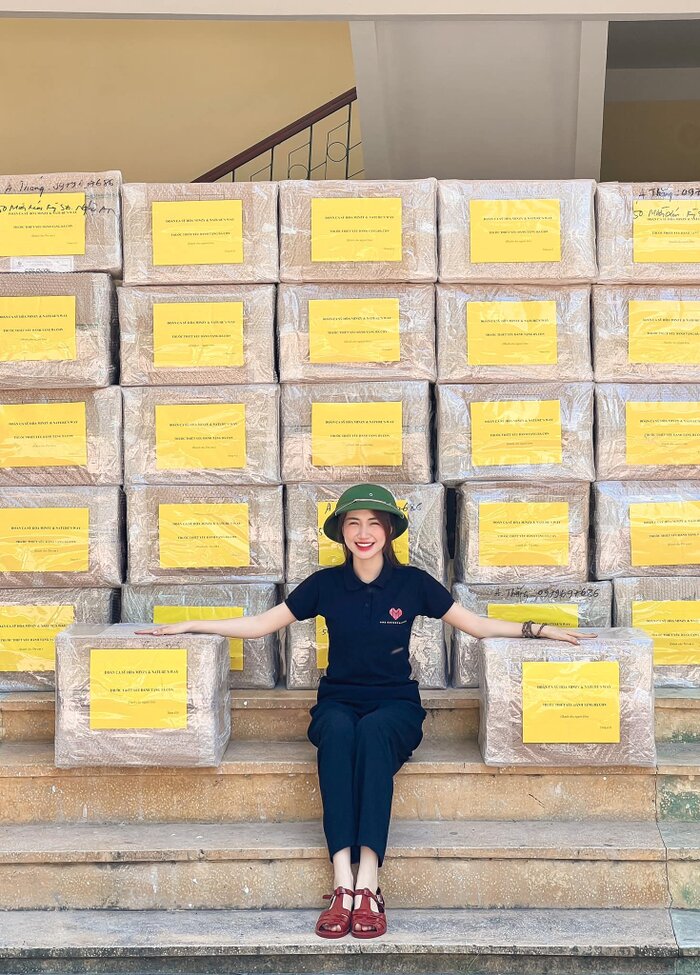 Hòa Minzy đội mũ cối, đi dép rọ nhựa đích thân trao 200 triệu tiền mặt cho bà con tỉnh Nghệ An