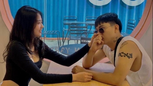 Hoài Lâm và bạn gái hot girl liên tục 'phát cẩu lương' trên sóng livestream