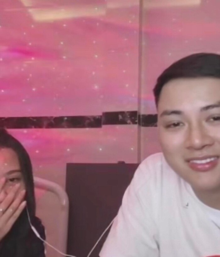 Hoài Lâm và bạn gái hot girl liên tục 'phát cẩu lương' trên sóng livestream