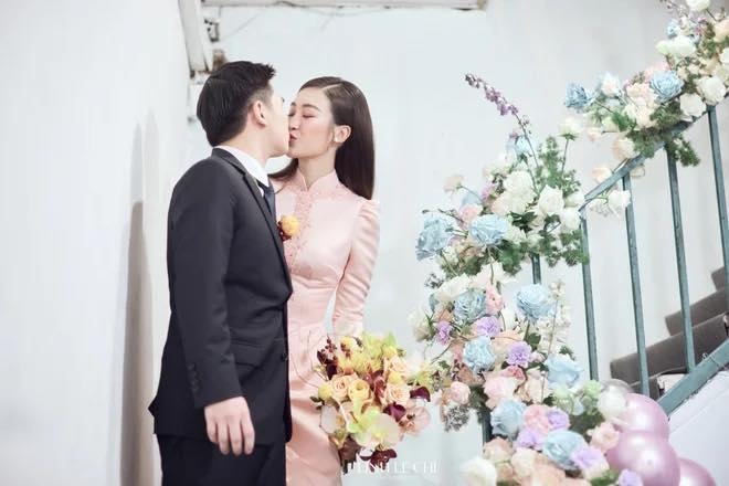 Hoa hậu Đỗ Mỹ Linh "khóa môi" chồng thiếu gia cực ngọt trong lễ rước dâu
