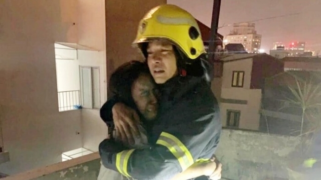 11 người được cứu khỏi căn nhà 6 tầng bốc cháy nghi ngút, người dân ôm chặt các chiến sĩ bật khóc