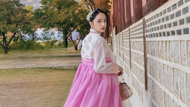 Hương Giang diện Hanbok check-in cực xinh xắn ở Hàn Quốc