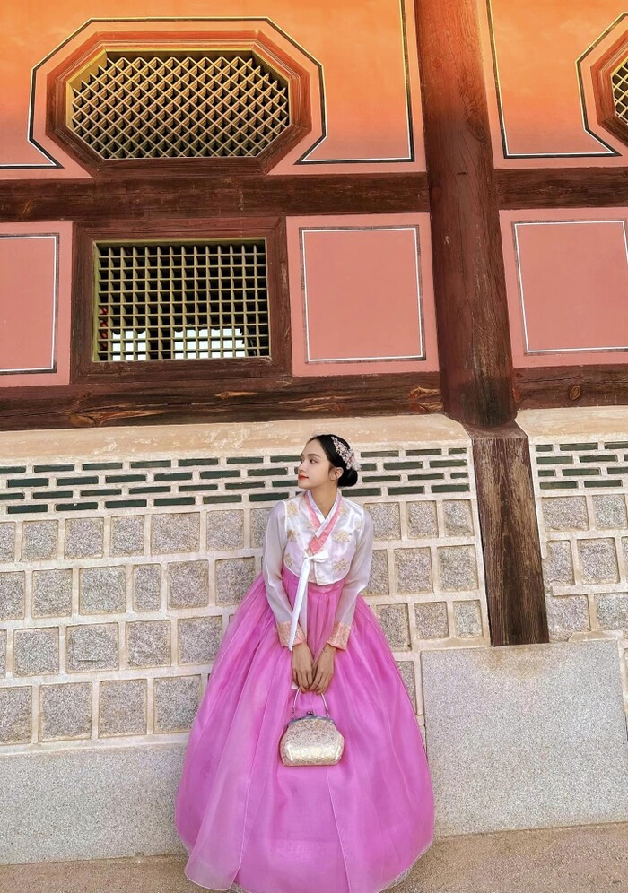 Hương Giang diện Hanbok check-in cực xinh xắn ở Hàn Quốc