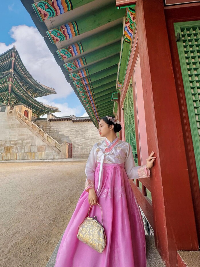 Hương Giang diện Hanbok check-in cực xinh xắn ở Hàn Quốc