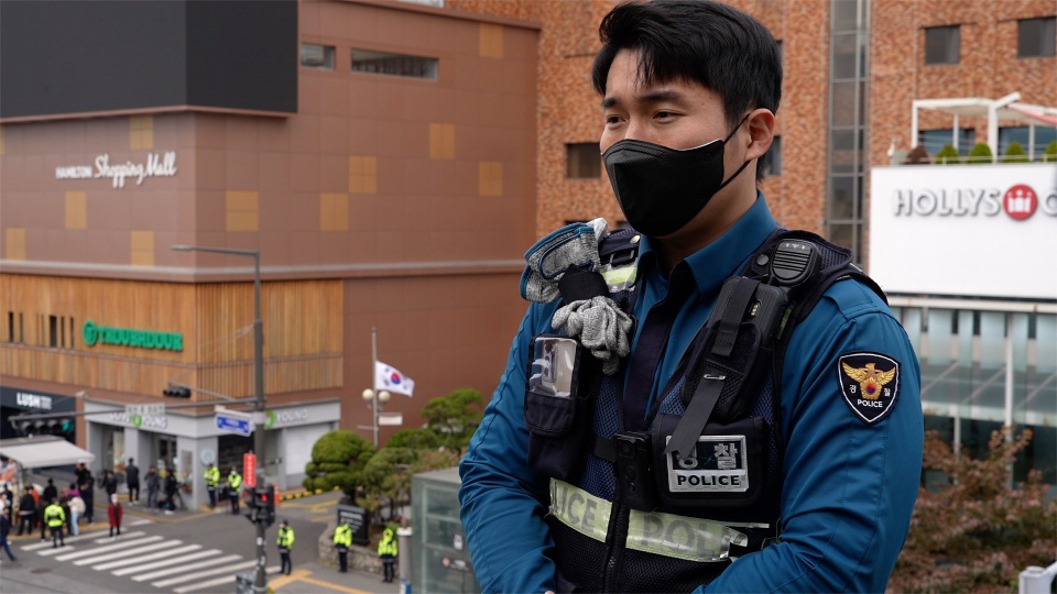 Hàn Quốc cấm bán trang phục cảnh sát trên mạng sau thảm kịch Itaewon