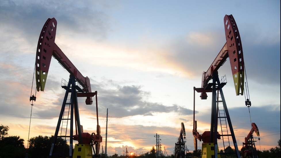 Giá xăng dầu hôm nay 10/11: Lao dốc 3% khi dự trữ dầu tăng