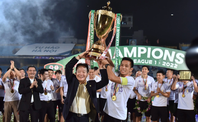 Hoa hậu Đỗ Mỹ Linh có mặt chia vui cùng chồng chủ tịch trong ngày Hà Nội FC lên ngôi vô địch