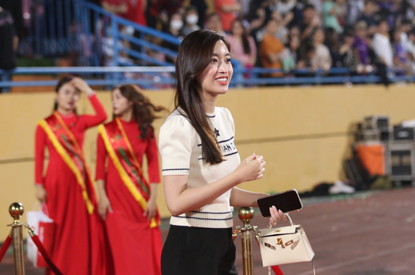 Hoa hậu Đỗ Mỹ Linh có mặt chia vui cùng chồng chủ tịch trong ngày Hà Nội FC lên ngôi vô địch