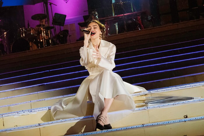 'Cô đơn trên sofa': Tiết mục gây tranh cãi nhất trong đêm nhạc Love Songs của Hồ Ngọc Hà tại Đà Lạt?