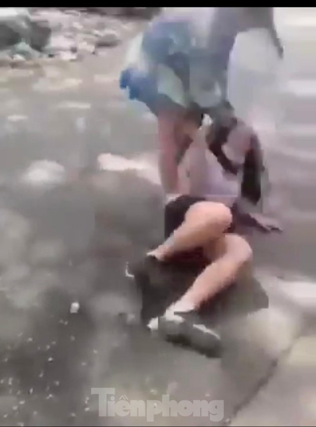 Nữ sinh trung học ở TPHCM bị 'đàn chị' đánh bầm dập trên đường