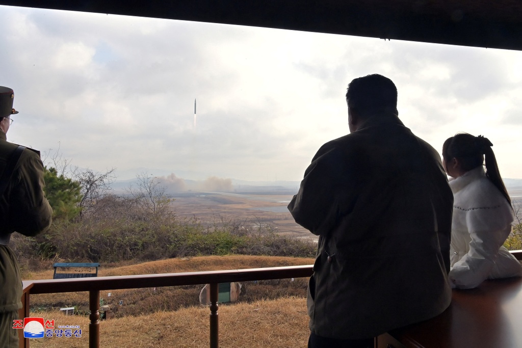 Con gái ông Kim Jong Un lần đầu xuất hiện trước công chúng Con gái ông Kim Jong Un lần đầu xuất hiện trước công chúng