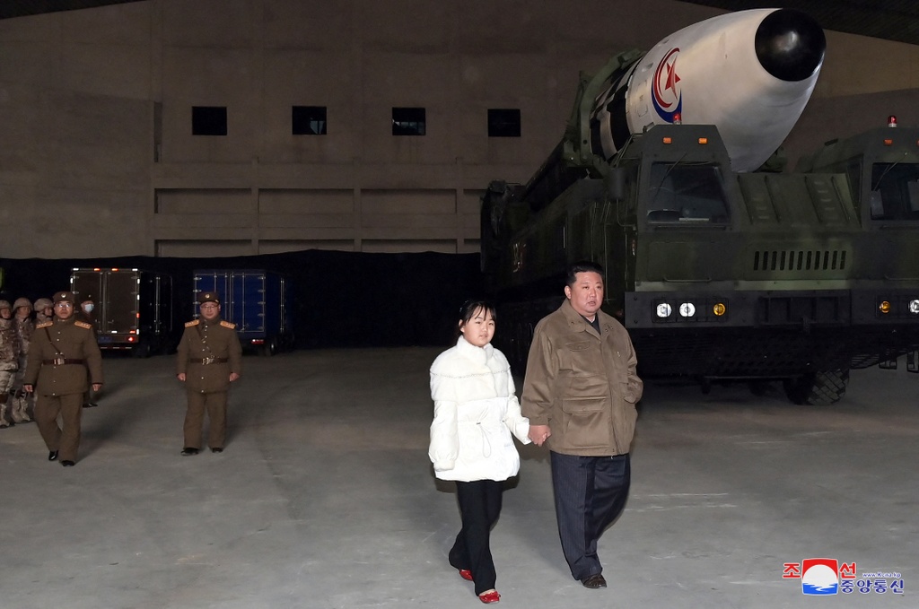Con gái ông Kim Jong Un lần đầu xuất hiện trước công chúng Con gái ông Kim Jong Un lần đầu xuất hiện trước công chúng