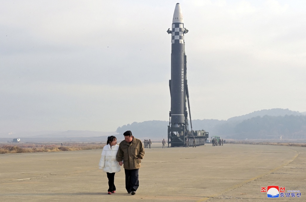 Con gái ông Kim Jong Un lần đầu xuất hiện trước công chúng Con gái ông Kim Jong Un lần đầu xuất hiện trước công chúng