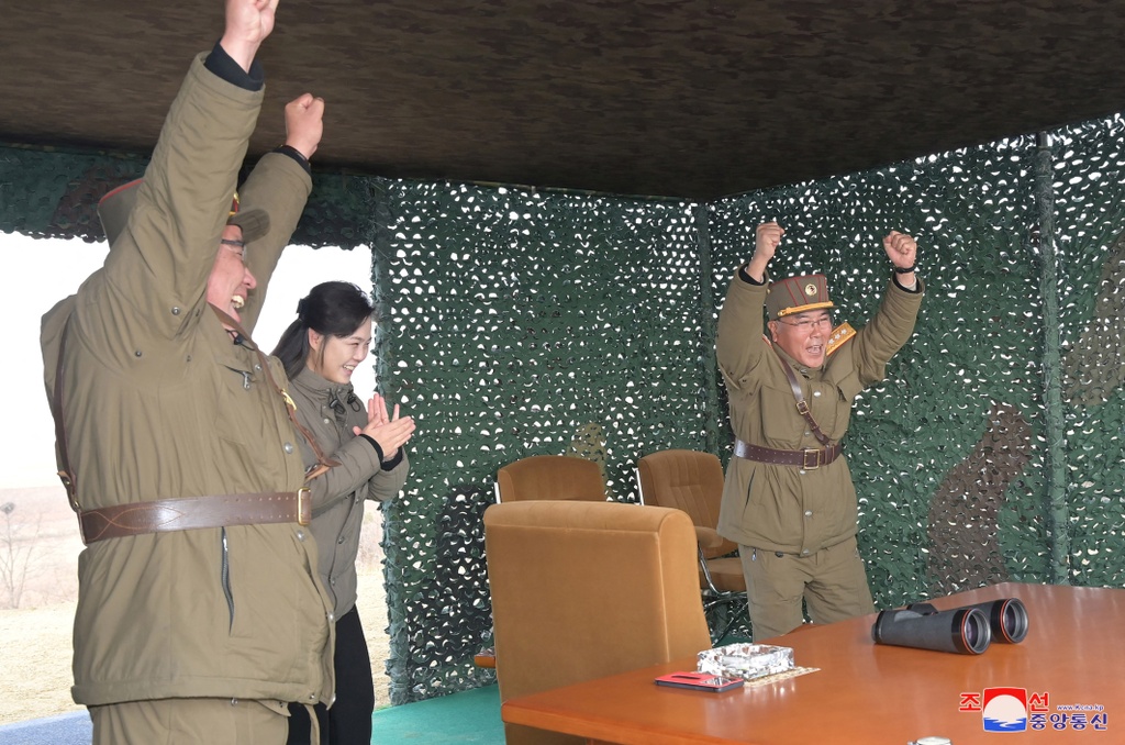 Con gái ông Kim Jong Un lần đầu xuất hiện trước công chúng