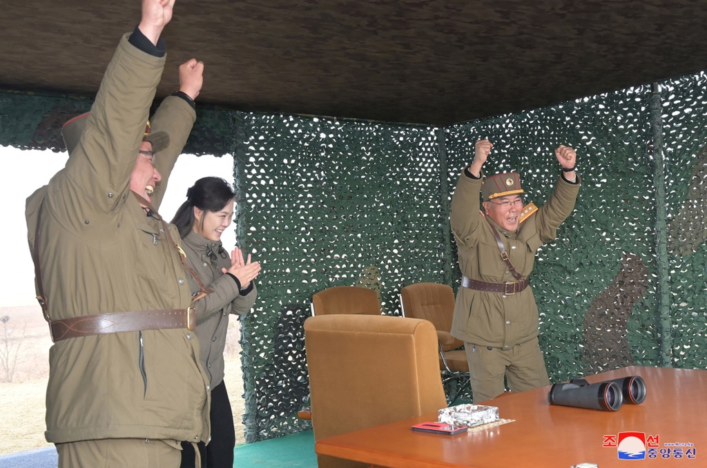 Con gái ông Kim Jong Un lần đầu xuất hiện trước công chúng Con gái ông Kim Jong Un lần đầu xuất hiện trước công chúng