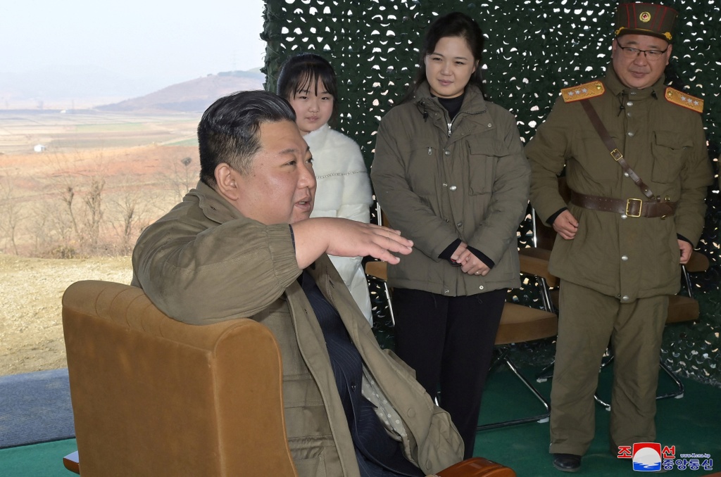 Con gái ông Kim Jong Un lần đầu xuất hiện trước công chúng Con gái ông Kim Jong Un lần đầu xuất hiện trước công chúng
