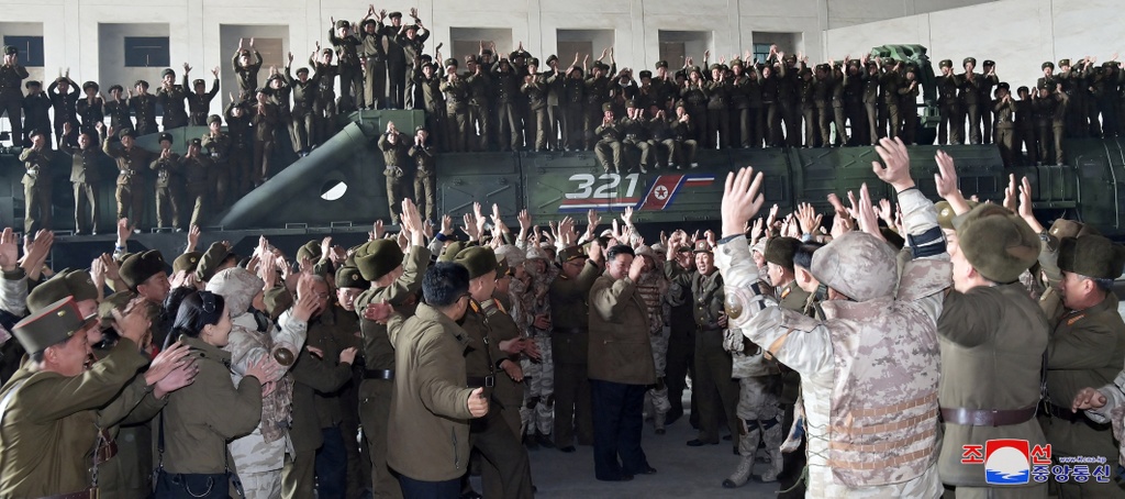 Con gái ông Kim Jong Un lần đầu xuất hiện trước công chúng Con gái ông Kim Jong Un lần đầu xuất hiện trước công chúng