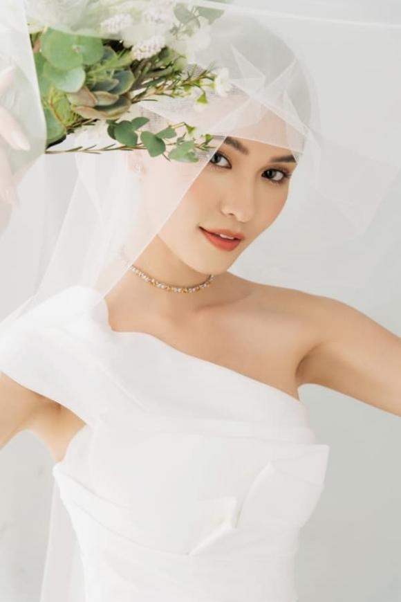 Sao Việt hôm nay 25/11: Hoa hậu Đỗ Mỹ Linh diện style "thư ký Kim" đi làm