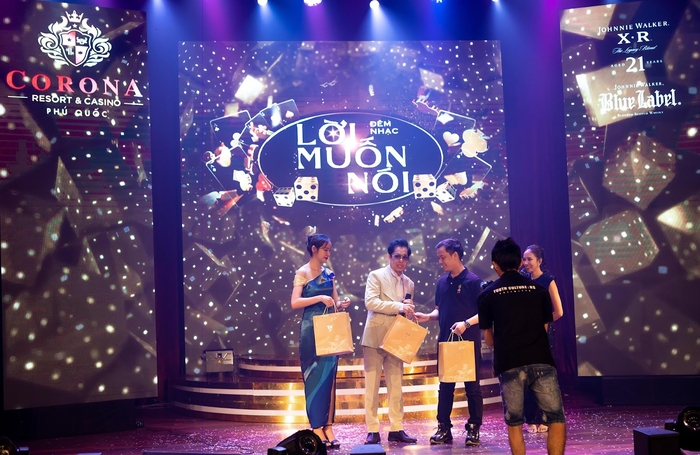 Danh ca Ngọc Sơn 'quẩy cực sung' trong đêm nhạc tại Phú Quốc