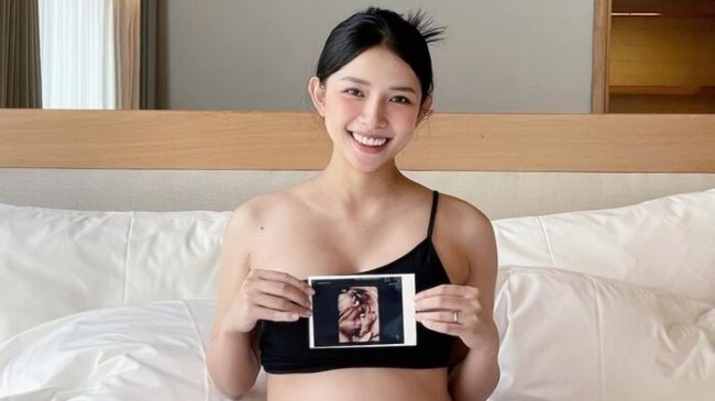 Vợ Phan Mạnh Quỳnh tự tin khoe bụng rạn ở tháng cuối thai kỳ, khẳng định mọi thứ đều dành cho con