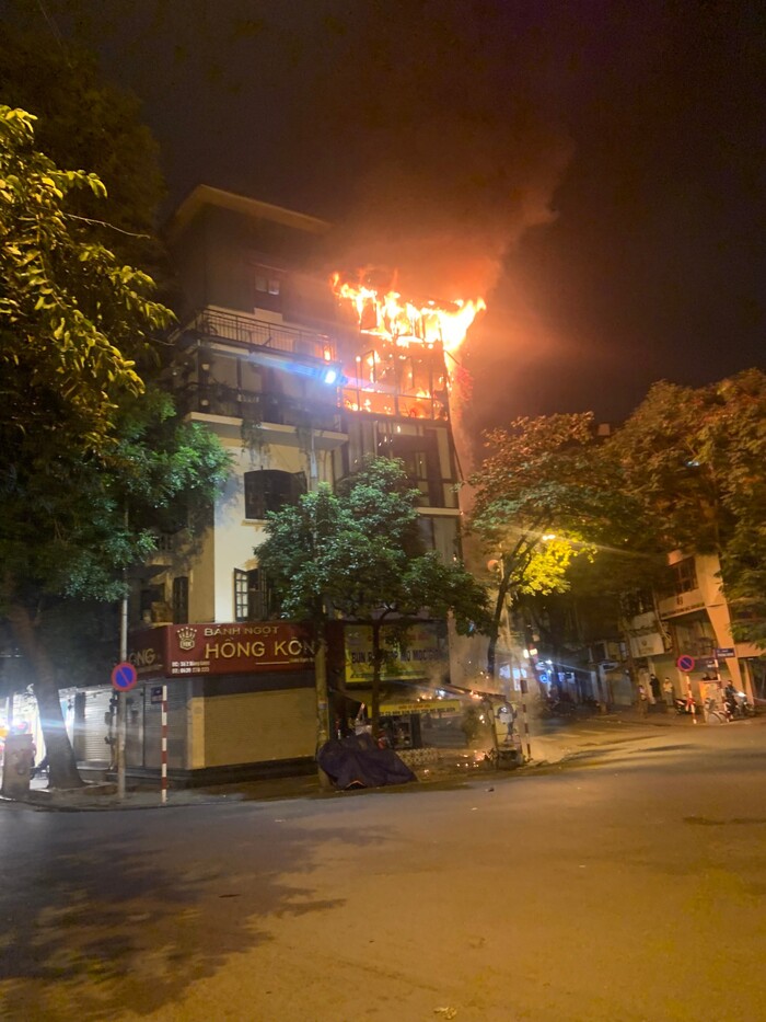 Cháy nhà khu vực phố cổ Hà Nội, hàng loạt xe chữa cháy được điều động khẩn