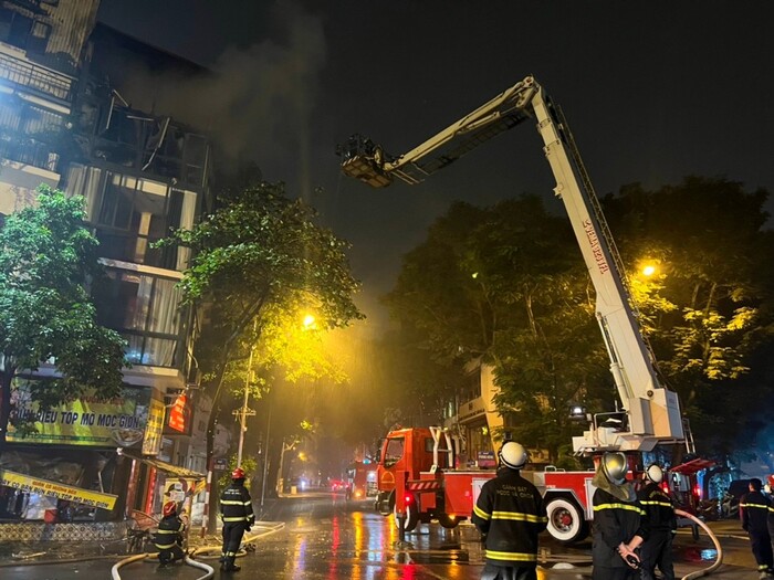 Cháy nhà khu vực phố cổ Hà Nội, hàng loạt xe chữa cháy được điều động khẩn