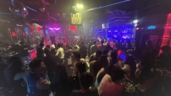 Hàng trăm dân chơi "thác loạn" trong tiếng nhạc lớn tại quán bar