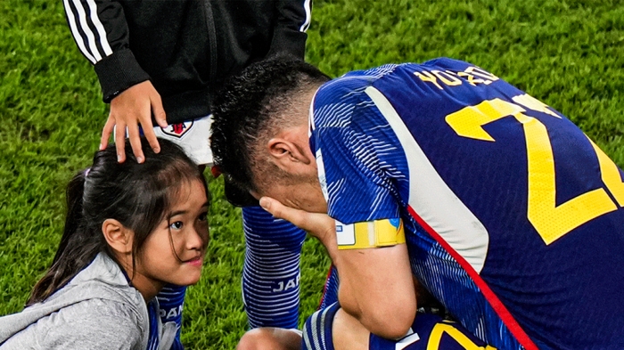 Đội trưởng Nhật Bản khóc trước con gái, ai xem cũng chạm đến trái tim