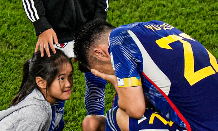 Đội trưởng Nhật Bản khóc trước các con gái, ai xem cũng chạm đến trái tim