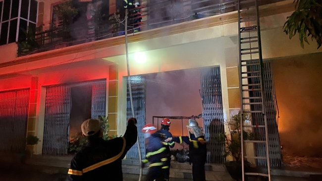 Cứu 6 người kẹt trong đám cháy ở Hà Nội, một trường hợp tử vong