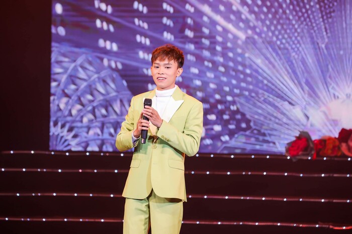 Show diễn mới của Hồ Văn Cường khiến fan tiếc nuối, nam ca sĩ vội bù đắp bằng "quà khủng"