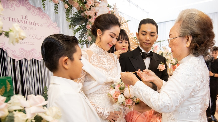 Khánh Thi bật khóc nức nở khi được tuyên bố có danh phận ở nhà chồng
