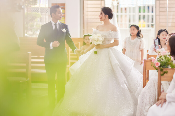 Loạt khoảnh khắc đáng nhớ của Khánh Thi và Phan Hiển trong hôn lễ tại nhà thờ