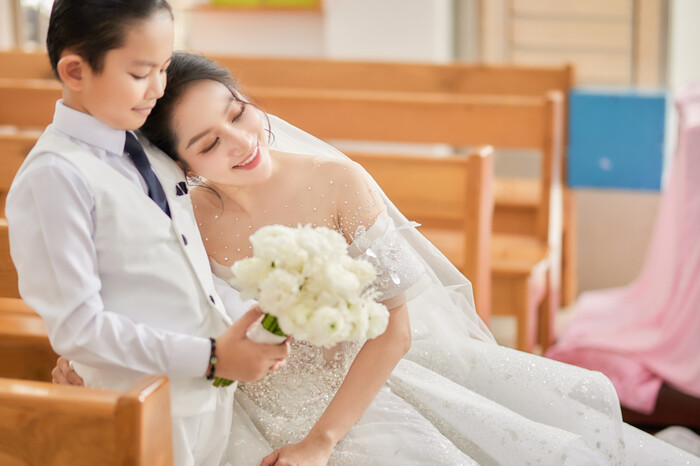 Loạt khoảnh khắc đáng nhớ của Khánh Thi và Phan Hiển trong hôn lễ tại nhà thờ