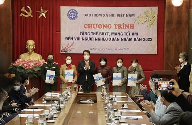 Tặng sổ BHXH, thẻ BHYT cho người nghèo nhân dịp Tết Nhâm Dần 2022