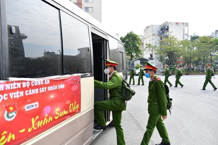 Những chuyến xe đón Xuân ở Học viện Cảnh sát Những chuyến xe đón Xuân ở Học viện Cảnh sát