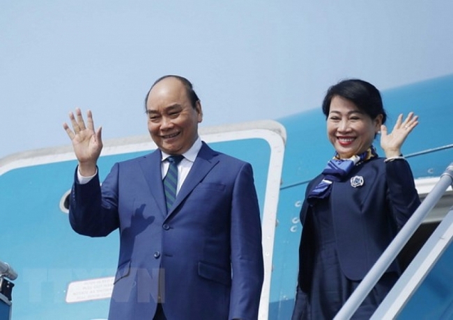 Chủ tịch nước và phu nhân lên đường thăm cấp Nhà nước tới Singapore