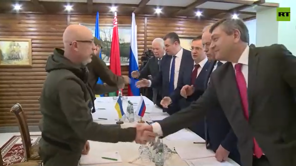 Đàm phán Nga - Ukraine vòng 2: Đại biểu hai bên bắt tay nhau